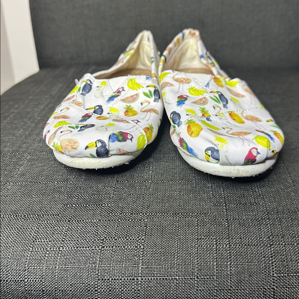 Toms Size 7 White with Colorful Fruit Tropical Print Shoes - Picture 3 of 9